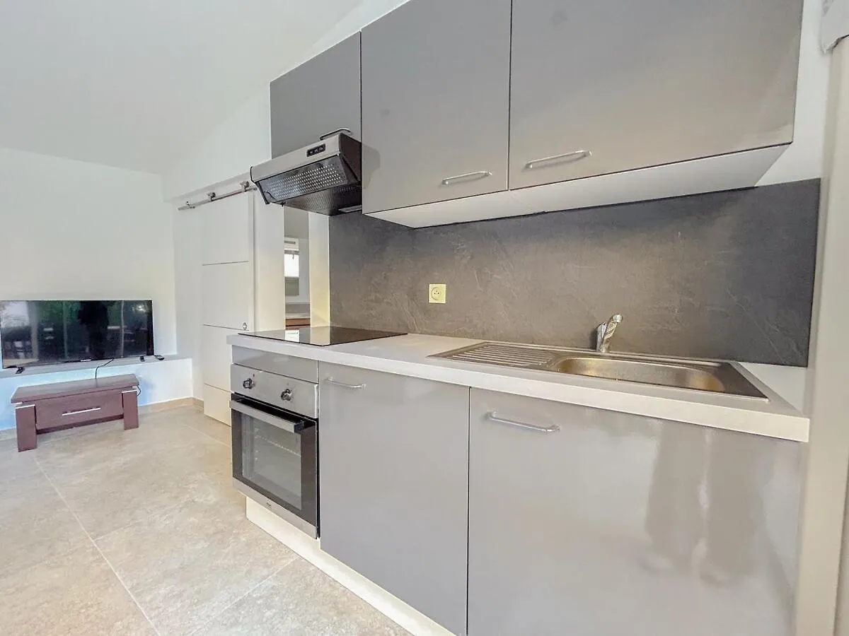 Apartment Charmant Studio Avec Parking Terrasse Et Proche De La Plage Saint-Raphael