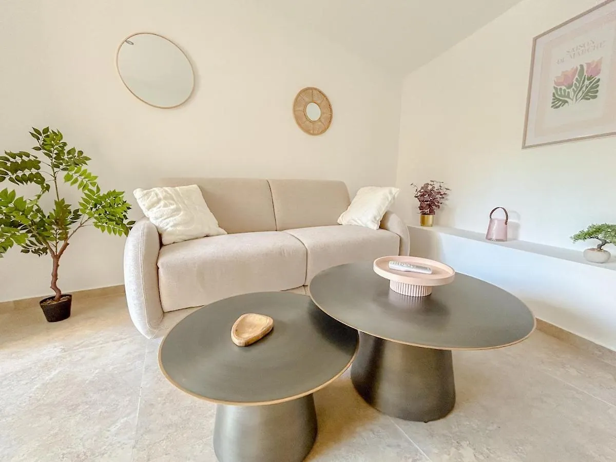 Charmant Studio Avec Parking Terrasse Et Proche De La Plage Saint-Raphael  Apartment